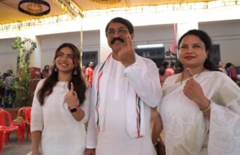 ಮತ ಚಲಾಯಿಸಿದ ಕಾಂಗ್ರೆಸ್ ಅಭ್ಯರ್ಥಿ ಪದ್ಮರಾಜ್ ಆರ್. ಪೂಜಾರಿ