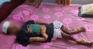 ಅಧಿಕಾರಿಗಳ ನಿರ್ಲಕ್ಷ್ಯ ವಿಕಲಚೇತನರ ಪಟ್ಟಿಯಿಂದ ಹೆಸರು ನಾಪತ್ತೆ; ಎಂಡೋ ಪೀಡಿತನನ್ನು ಹೊತ್ತುಕೊಂಡು ಹೋಗಿ ಮತದಾನ ಮಾಡಿಸಿದ ಕುಟುಂಬಸ್ಥರು