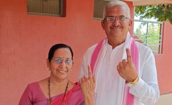 ವಿಧಾನ ಪರಿಷತ್ ಸದಸ್ಯ ಪ್ರತಾಪ ಸಿಂಹ ನಾಯಕ್ ಅವರಿಂದ ಮತದಾನ
