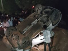 ವಾಣಿ ಕಾಲೇಜಿನ ಮುಂಭಾಗದಲ್ಲಿ ಹೊಂಡಕ್ಕೆ ಉರುಳಿದ ಕಾರು