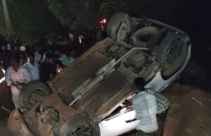 ವಾಣಿ ಕಾಲೇಜಿನ ಮುಂಭಾಗದಲ್ಲಿ ಹೊಂಡಕ್ಕೆ ಉರುಳಿದ ಕಾರು