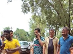 ಕೆಸರು ನೀರಿನಿಂದ ತುಂಬಿದ ಹೆದ್ದಾರಿಯಲ್ಲಿ ಪ್ರಯಾಣಿಕರ ಸಂಕಟ; ಉಜಿರೆಯಲ್ಲಿ ರಸ್ತೆಯಲ್ಲಿ ಕುಳಿತು ಪ್ರವೀಣ್ ಅವರಿಂದ ಪ್ರತಿಭಟನೆ