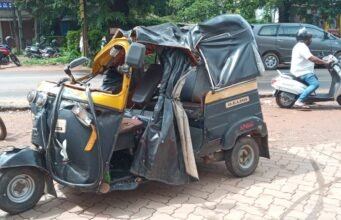 ಉಜಿರೆಯಲ್ಲಿ ಮರ ಬಿದ್ದು ವಾಹನಗಳು ಜಖಂ; ಪ್ರತಿಭಟಿಸಿದ ಉದ್ಯಮಿ ಪ್ರವೀಣ್ ಹಳ್ಳಿಮನೆ ಸೇರಿ ಹಲವರ ವಿರುದ್ದ ಪ್ರಕರಣ ದಾಖಲು