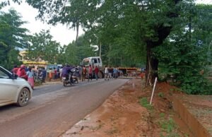 ಚಾರ್ಮಾಡಿಯಲ್ಲಿ ಚರಂಡಿಗೆ ಬಿದ್ದ ಲಾರಿ: ಟ್ರಾಫಿಕ್ ಜಾಮ್