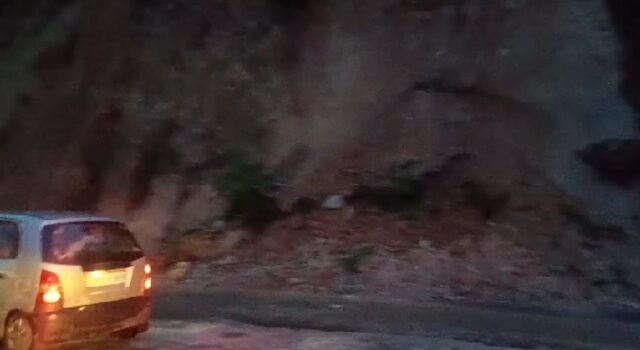 ಚಾರ್ಮಾಡಿ ಘಾಟಿಯಲ್ಲಿ ಗುಡ್ಡ ಕುಸಿತ; ವಾಹನ ಸಂಚಾರಕ್ಕಿಲ್ಲ ಅಡಚಣೆ
