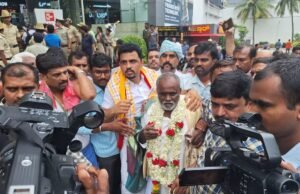 ಪಂಚೆ ಧರಿಸಿದ ಕಾರಣಕ್ಕೆ ಮಾಲ್ ನ ಒಳಗೆ ಪ್ರವೇಶ ನಿರಾಕರಿಸಿದ ರೈತನನ್ನು ಕರೆದು ಸನ್ಮಾನಿಸಿದ ಮಾಲ್ ನ ಆಡಳಿತ ಮಂಡಳಿ