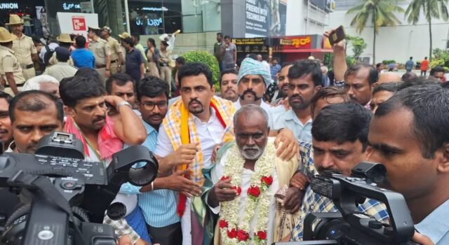 ಪಂಚೆ ಧರಿಸಿದ ಕಾರಣಕ್ಕೆ ಮಾಲ್ ನ ಒಳಗೆ ಪ್ರವೇಶ ನಿರಾಕರಿಸಿದ ರೈತನನ್ನು ಕರೆದು ಸನ್ಮಾನಿಸಿದ ಮಾಲ್ ನ ಆಡಳಿತ ಮಂಡಳಿ