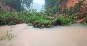 ನಿರಂತರ ಮಳೆಗೆ ಬಂದಾರಿನಲ್ಲಿ ರಸ್ತೆಗೆ ಕುಸಿದ ಗುಡ್ಡ, ವಾಹನ ಸಂಚಾರಕ್ಕೆ ಅಡಚಣೆ