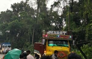 ಗುರುವಾಯನಕೆರೆ ವರಕಬೆಯಲ್ಲಿ ಲಾರಿಯ ಮೇಲೆ ಉರುಳಿದ ವಿದ್ಯುತ್ ಕಂಬ