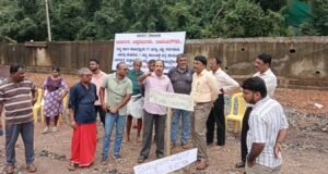 ಹೆದ್ದಾರಿ ಅವಾಂತರ ಕೈಗಾರಿಕಾ ವಸಾಹತಿನ ಉದ್ಯಮಿಗಳ ಪ್ರತಿಭಟನೆ; ತಾ.ಪಂ ಕಾರ್ಯನಿರ್ವಹಣಾ ಧಿಕಾರಿ ಭರವಸೆಯ ಬಳಿಕ ಹಿಂದಕ್ಕೆ