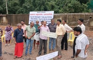 ಹೆದ್ದಾರಿ ಅವಾಂತರ ಕೈಗಾರಿಕಾ ವಸಾಹತಿನ ಉದ್ಯಮಿಗಳ ಪ್ರತಿಭಟನೆ; ತಾ.ಪಂ ಕಾರ್ಯನಿರ್ವಹಣಾ ಧಿಕಾರಿ ಭರವಸೆಯ ಬಳಿಕ ಹಿಂದಕ್ಕೆ