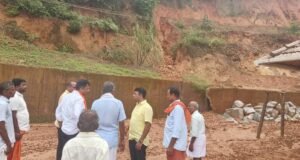 ರೆಖ್ಯ ಗುಡ್ಡ ಕುಸಿತದಿಂದ ಹಾನಿಗೀಡಾದ ದುರ್ಗಾಪರಮೇಶ್ವರಿ ದೇವಸ್ಥಾನಕ್ಕೆ ಸಂಸದರು, ಶಾಸಕರ ಭೇಟಿ ಪರಿಶೀಲನೆ