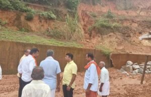ರೆಖ್ಯ ಗುಡ್ಡ ಕುಸಿತದಿಂದ ಹಾನಿಗೀಡಾದ ದುರ್ಗಾಪರಮೇಶ್ವರಿ ದೇವಸ್ಥಾನಕ್ಕೆ ಸಂಸದರು, ಶಾಸಕರ ಭೇಟಿ ಪರಿಶೀಲನೆ