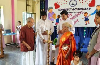 ಕ್ರೈಸ್ಟ್ ಅಕಾಡೆಮಿಯಲ್ಲಿ ಅಜ್ಜಿ ಅಜ್ಜಂದಿರ ದಿನಾಚರಣೆ; ಮಕ್ಕಳಂತೆ ನಲಿದ ಅಜ್ಜಿ ಅಜ್ಜಂದಿರು