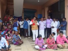 ಕೊಕ್ಕಡ ಕೆನರಾ ಬ್ಯಾಂಕ್ ಎದುರು ಗ್ರಾಹಕರ ಪ್ರತಿಭಟನೆ