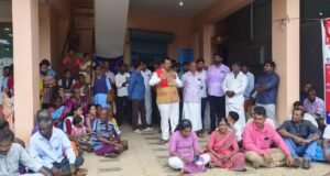 ಕೊಕ್ಕಡ ಕೆನರಾ ಬ್ಯಾಂಕ್ ಎದುರು ಗ್ರಾಹಕರ ಪ್ರತಿಭಟನೆ