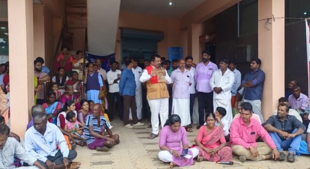 ಕೊಕ್ಕಡ ಕೆನರಾ ಬ್ಯಾಂಕ್ ಎದುರು ಗ್ರಾಹಕರ ಪ್ರತಿಭಟನೆ