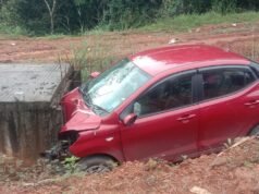 ಕಾಶಿಬೆಟ್ಟುವಿಲ್ಲಿ ಚರಂಡಿಗೆ ಬಿದ್ದ ಕಾರು