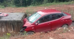 ಕಾಶಿಬೆಟ್ಟುವಿಲ್ಲಿ ಚರಂಡಿಗೆ ಬಿದ್ದ ಕಾರು