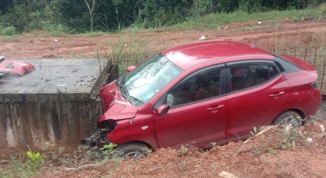 ಕಾಶಿಬೆಟ್ಟುವಿಲ್ಲಿ ಚರಂಡಿಗೆ ಬಿದ್ದ ಕಾರು