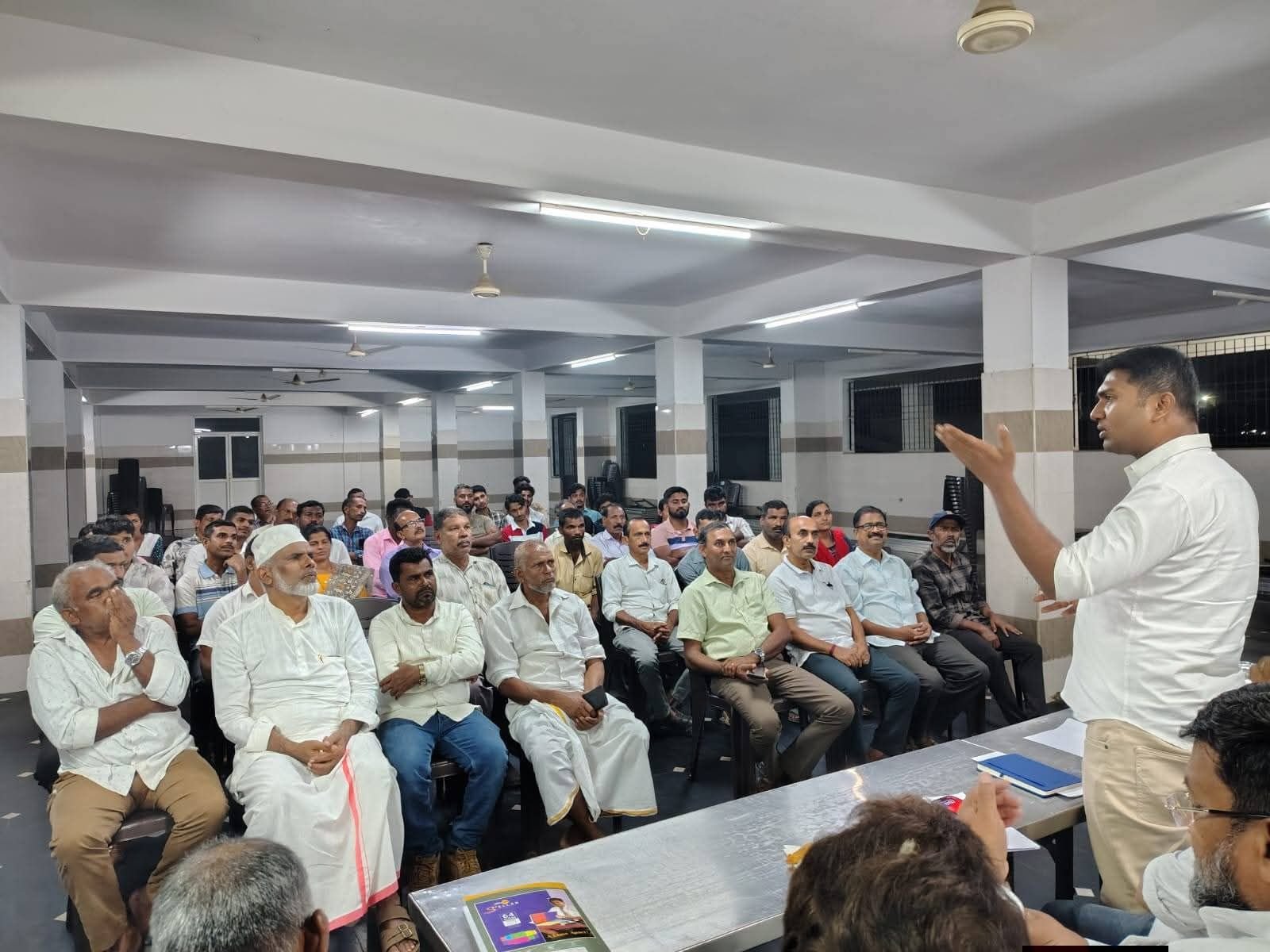 ಇಳಂತಿಲ: ಕಾಂಗ್ರೆಸ್ ಕಾರ್ಯಕರ್ತರ ಸಭೆ ಸರ್ಕಾರದ ಜನಪರ ಯೋಜನೆಗಳನ್ನ ಮನೆ ಮನೆಗೆ ತಲುಪಿಸಿ: ರಕ್ಷಿತ್ ಶಿವರಾಂ