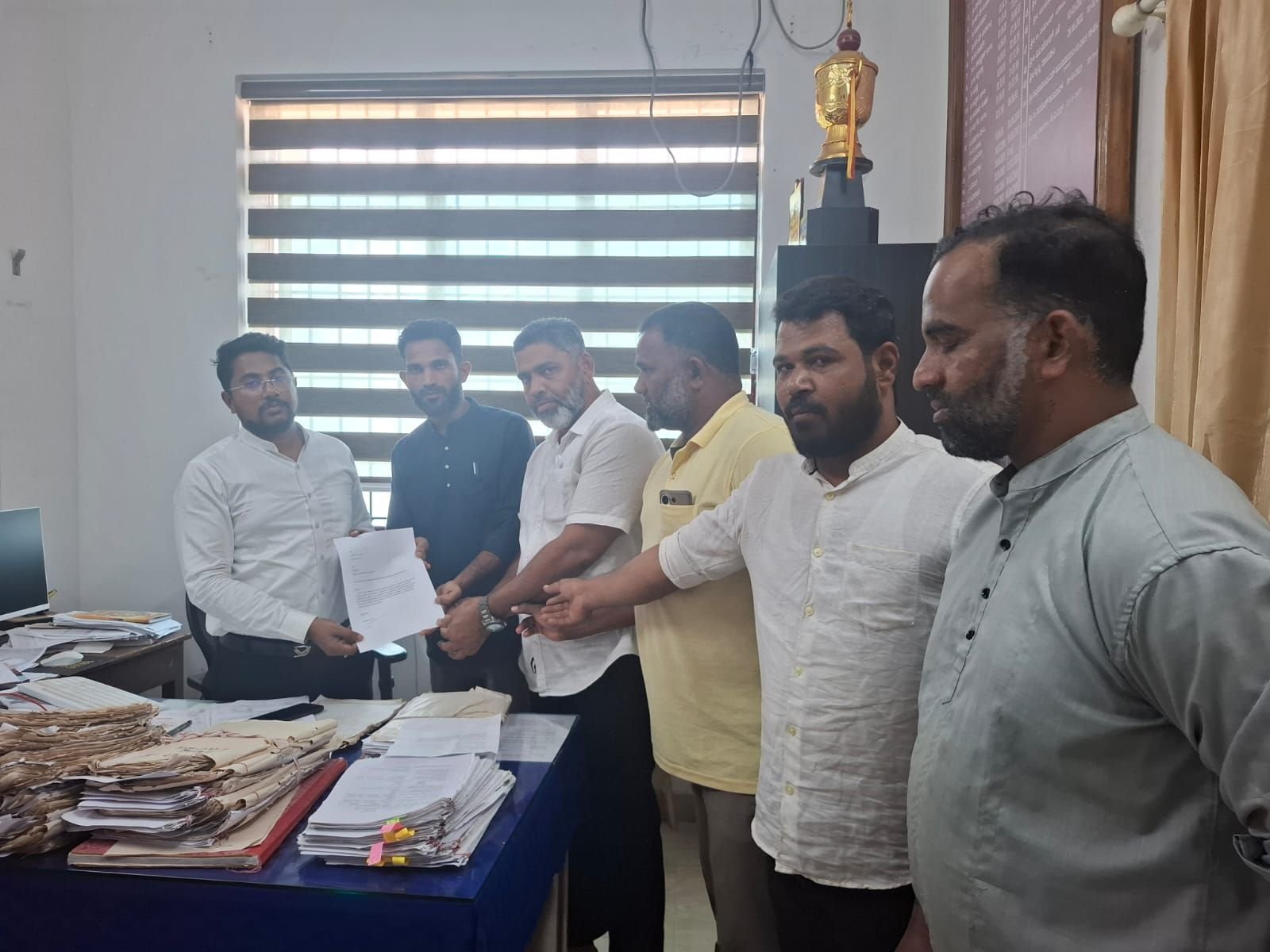 ಚಾರ್ಮಾಡಿ ಗ್ರಾಮ ಪಂಚಾಯತ್ ಎದುರು ನಿರ್ಮಿತ ಗುಡಿಸಲು ತೆರವುಗೊಳಿಸುವಂತೆ ಎಸ್ಡಿಪಿಐ ವತಿಯಿಂದ ತಹಶೀಲ್ದಾರರಿಗೆ ಮನವಿ