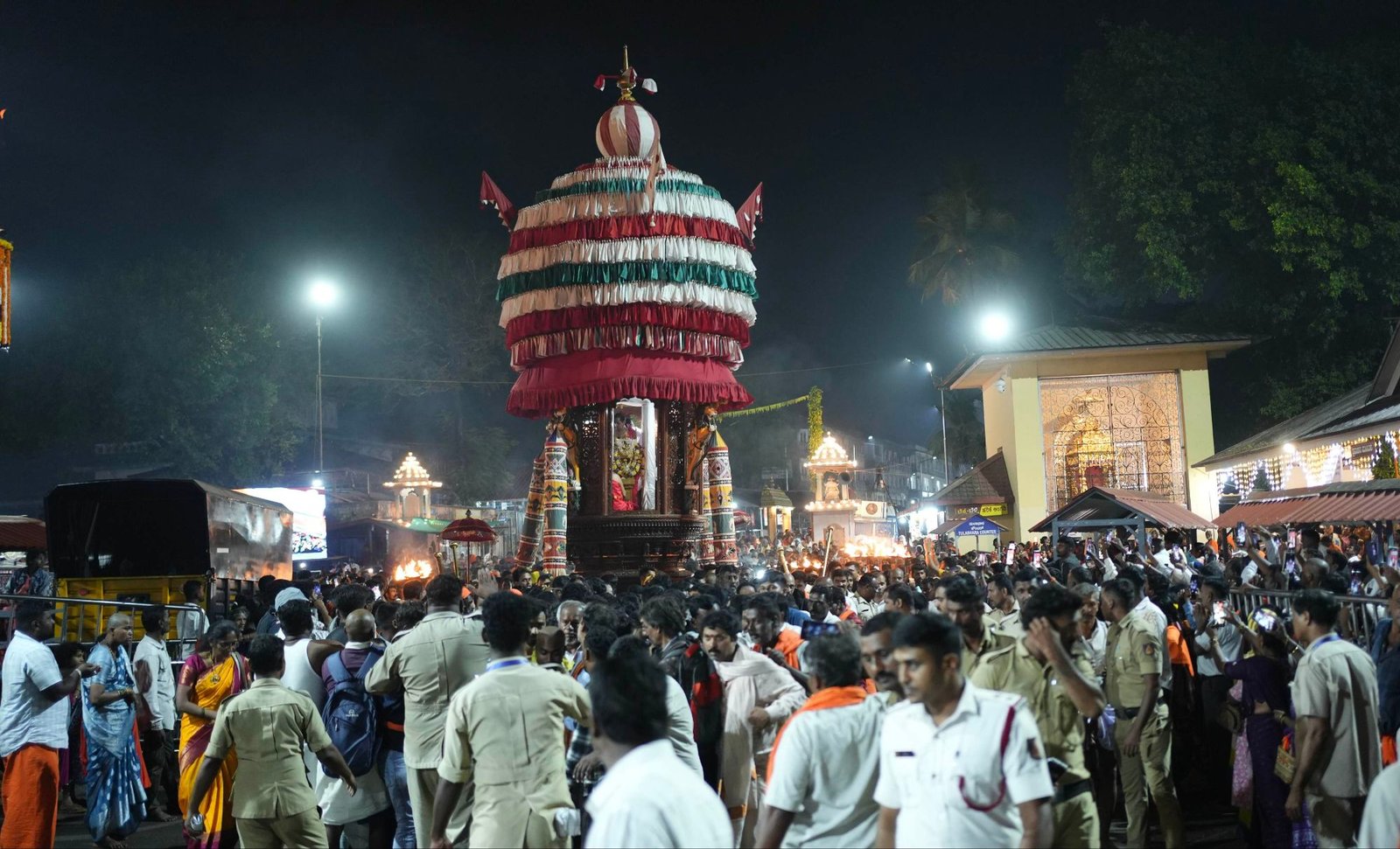 ಧರ್ಮಸ್ಥಳದಲ್ಲಿ ಶಿವರಾತ್ರಿ ಪ್ರಯುಕ್ತ ಸೋಮವಾರ ಬೆಳಗ್ಗಿನ ಜಾವ ರಥೋತ್ಸವ ನಡೆಯಿತು.