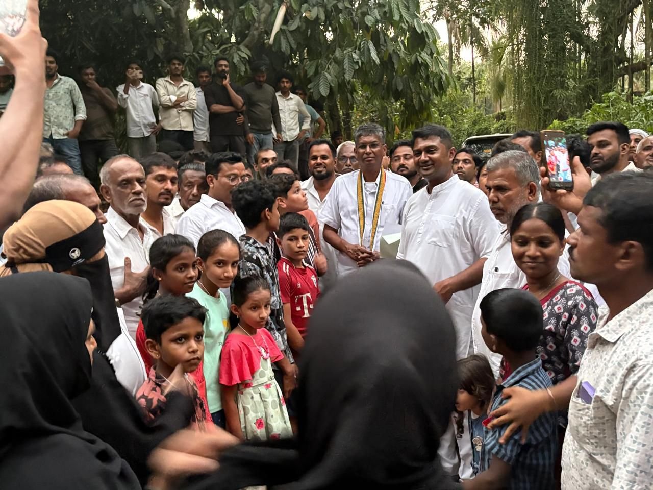 ತೋಟತ್ತಾಡಿ ಗ್ರಾಮದ ದಡ್ಡುಗೆ ಲೋಕೋಪಯೋಗಿ ಸಚಿವರ ಭೇಟಿ ಸ್ಥಳೀಯರ ಅಹವಾಲು ಸ್ವೀಕಾರ