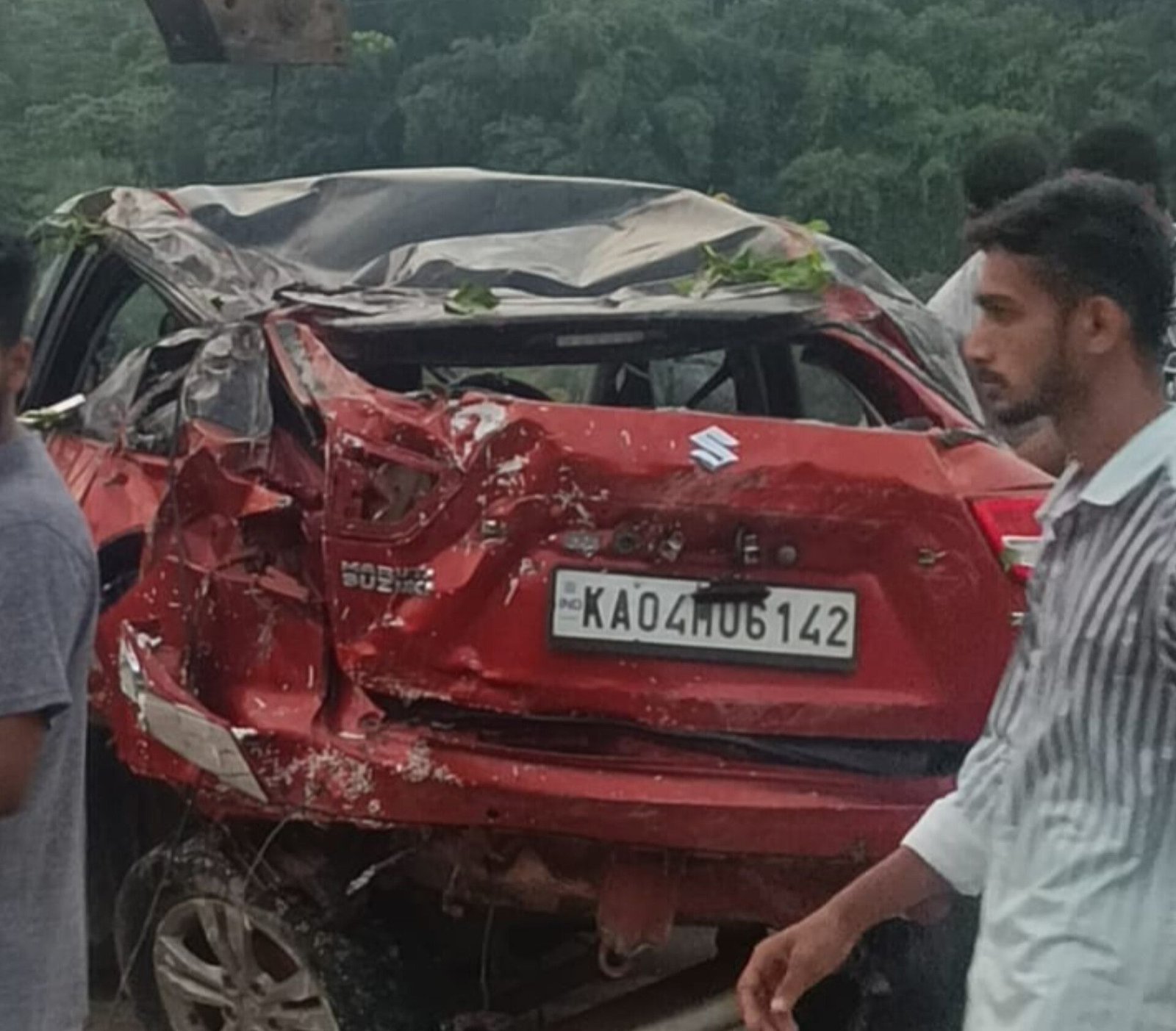 ಉಪ್ಪಿನಂಗಡಿ ಸಮೀಪ 70 ಅಡಿ ಆಳದ ಹೊಂಡಕ್ಕೆ ಕಾರು; ಪ್ರಯಾಣಿಕರು ಅಪಾಯದಿಂದ ಪಾರು