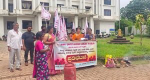 ಬೆಳ್ತಂಗಡಿ; ಗ್ಯಾಸ್ ದರ ಏರಿಕೆ ಖಂಡಿಸಿ ಮಹಿಳಾ ಸಂಘದಿಂದ ಪ್ರತಿಭಟನೆ