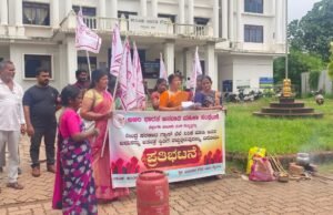 ಬೆಳ್ತಂಗಡಿ; ಗ್ಯಾಸ್ ದರ ಏರಿಕೆ ಖಂಡಿಸಿ ಮಹಿಳಾ ಸಂಘದಿಂದ ಪ್ರತಿಭಟನೆ