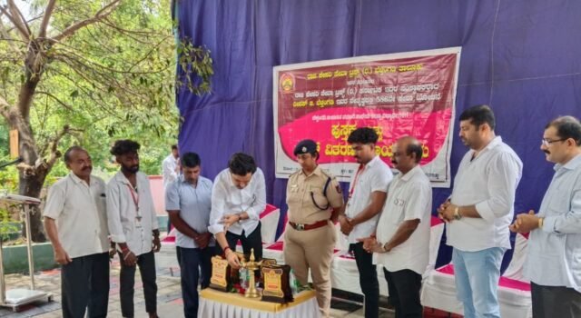ಬೆಳ್ತಂಗಡಿ: ರಾಜಕೇಸರಿ ಸೇವಾ ಟ್ರಸ್ಟ್ ವತಿಯಿಂದ ಸರಕಾರಿ ಶಾಲೆಯ ವಿದ್ಯಾರ್ಥಿಗಳಿಗೆ ಬ್ಯಾಗ್ ಪುಸ್ತಕ ವಿತರಣೆ
