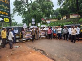ಧರ್ಮಸ್ಥಳ: ಅಜಿಕುರಿ ರಸ್ತೆ ದುರಸ್ತಿಗೆ ಒತ್ತಾಯಿಸಿ ರಸ್ತೆತಡೆ ನಡೆಸಿ ಪ್ರತಿಭಟನೆ