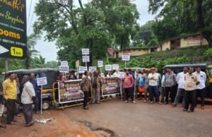 ಧರ್ಮಸ್ಥಳ: ಅಜಿಕುರಿ ರಸ್ತೆ ದುರಸ್ತಿಗೆ ಒತ್ತಾಯಿಸಿ ರಸ್ತೆತಡೆ ನಡೆಸಿ ಪ್ರತಿಭಟನೆ