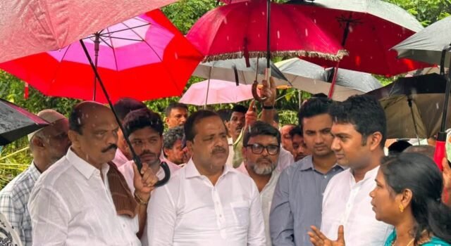 ಬೆಳ್ತಂಗಡಿ; ಮಳೆ ಹಾನಿ ಸಮಸ್ಯೆ ಸಚಿವ ಯು.ಟಿ ಖಾದರ್ ಅವರಿಂದ ಪರಿಶೀಲನೆ; ಅಧಿಕಾರಿಗಳನ್ನು ತರಾಟೆಗೆ ತೆಗೆದುಕೊಂಡ ಸಚಿವರು