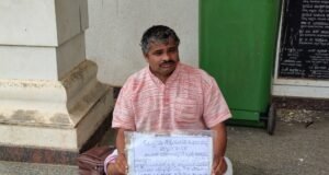 ಜಮೀನಿಗೆ ಹೋಗಲು ದಾರಿಯ ಹಕ್ಕಿಗಾಗಿ ತಾಲೂಕು ಕಚೇರಿ ಎದುರು ಧರಣಿ
