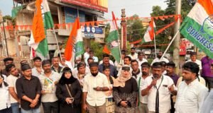 ಮತಗಳ್ಳತನ ಹಾಗೂ ಪೊಲೀಸ್ ದಬ್ಬಾಳಿಕೆ ಖಂಡಿಸಿ ಬೆಳ್ತಂಗಡಿಯಲ್ಲಿ ಬ್ಲಾಕ್ ಕಾಂಗ್ರೆಸ್ನಿಂದ ಕಪ್ಪು ಪಟ್ಟಿ ಧರಿಸಿ ತುರ್ತು ಪ್ರತಿಭಟನೆ