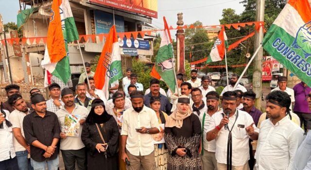 ಮತಗಳ್ಳತನ ಹಾಗೂ ಪೊಲೀಸ್ ದಬ್ಬಾಳಿಕೆ ಖಂಡಿಸಿ ಬೆಳ್ತಂಗಡಿಯಲ್ಲಿ ಬ್ಲಾಕ್ ಕಾಂಗ್ರೆಸ್ನಿಂದ ಕಪ್ಪು ಪಟ್ಟಿ ಧರಿಸಿ ತುರ್ತು ಪ್ರತಿಭಟನೆ